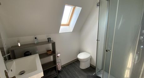 Secteur Bretenoux, à vendre maison 4 chambres , proche toutes commodités avec jardin et dépendances.