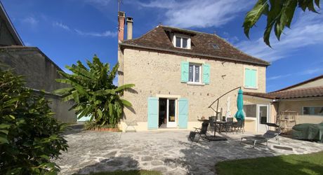 Secteur Bretenoux, à vendre maison 4 chambres , proche toutes commodités avec jardin et dépendances.