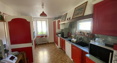 Secteur Bretenoux, à vendre maison 4 chambres , proche toutes commodités avec jardin et dépendances.