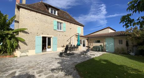 Secteur Bretenoux, à vendre maison 4 chambres , proche toutes commodités avec jardin et dépendances.