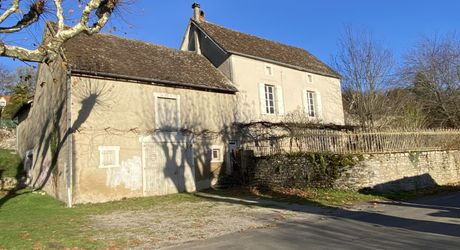 Secteur Gramat, maison avec dépendances et beau potentiel d’aménagement.