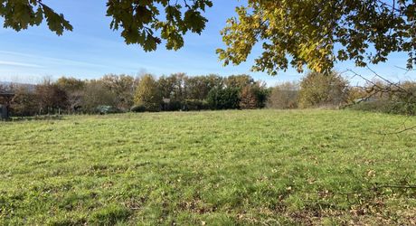Aux portes de  Bretenoux-Biars , secteur résidentiel, proche toutes commodités, beau terrain à bâtir de 2020m².