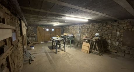 A vendre secteur Gramat, maison familiale en pierre avec terrasse couverte, terrain arboré et dépendances.