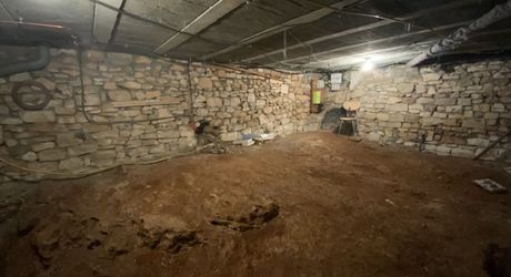 A vendre secteur Gramat, maison familiale en pierre avec terrasse couverte, terrain arboré et dépendances.