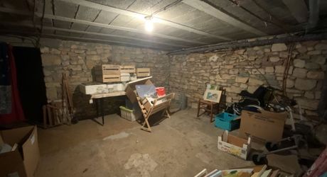 A vendre secteur Gramat, maison familiale en pierre avec terrasse couverte, terrain arboré et dépendances.