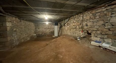 A vendre secteur Gramat, maison familiale en pierre avec terrasse couverte, terrain arboré et dépendances.