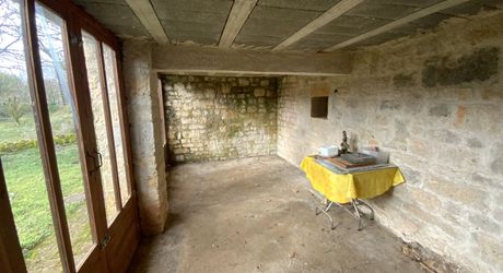 A vendre secteur Gramat, maison familiale en pierre avec terrasse couverte, terrain arboré et dépendances.