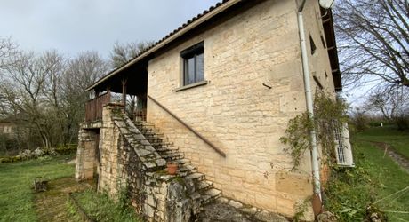 A vendre secteur Gramat, maison familiale en pierre avec terrasse couverte, terrain arboré et dépendances.