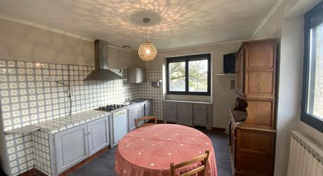 A vendre secteur Gramat, maison familiale en pierre avec terrasse couverte, terrain arboré et dépendances.