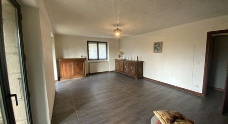 A vendre secteur Gramat, maison familiale en pierre avec terrasse couverte, terrain arboré et dépendances.
