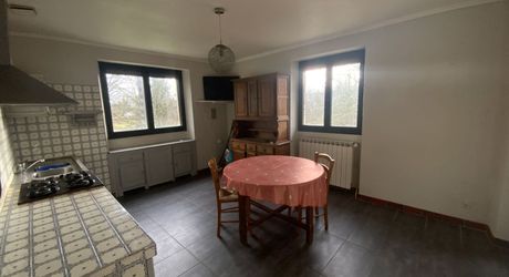 A vendre secteur Gramat, maison familiale en pierre avec terrasse couverte, terrain arboré et dépendances.