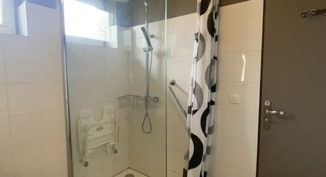 A vendre secteur Gramat, maison familiale en pierre avec terrasse couverte, terrain arboré et dépendances.