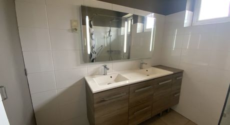 A vendre secteur Gramat, maison familiale en pierre avec terrasse couverte, terrain arboré et dépendances.