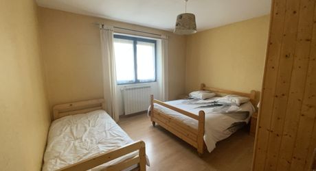 A vendre secteur Gramat, maison familiale en pierre avec terrasse couverte, terrain arboré et dépendances.