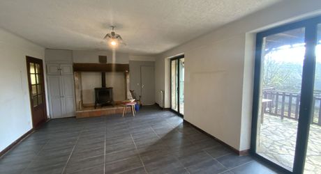 A vendre secteur Gramat, maison familiale en pierre avec terrasse couverte, terrain arboré et dépendances.