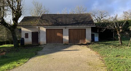 A vendre secteur Gramat, maison familiale en pierre avec terrasse couverte, terrain arboré et dépendances.