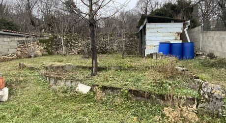 A vendre, grand garage avec jardinet clôturé.