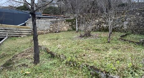 A vendre, grand garage avec jardinet clôturé.