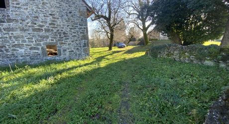 Secteur Gramat, à vendre corps de ferme en pierre  avec dépendances, 3 chambres, 5582m² de terrain.
