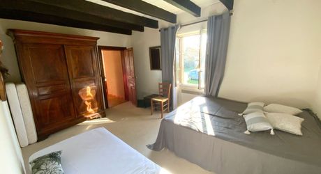 Secteur Gramat, à vendre corps de ferme en pierre  avec dépendances, 3 chambres, 5582m² de terrain.