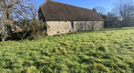 Secteur Gramat, à vendre corps de ferme en pierre  avec dépendances, 3 chambres, 5582m² de terrain.