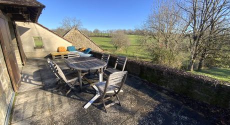 Secteur Gramat, à vendre corps de ferme en pierre  avec dépendances, 3 chambres, 5582m² de terrain.