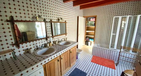 Secteur Gramat, à vendre corps de ferme en pierre  avec dépendances, 3 chambres, 5582m² de terrain.