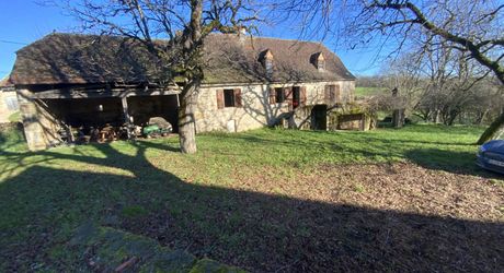 Secteur Gramat, à vendre corps de ferme en pierre  avec dépendances, 3 chambres, 5582m² de terrain.