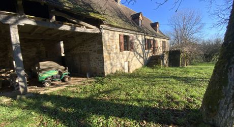 Secteur Gramat, à vendre corps de ferme en pierre  avec dépendances, 3 chambres, 5582m² de terrain.