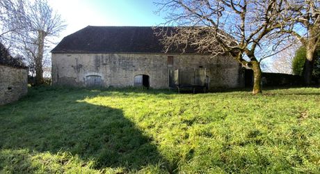 Secteur Gramat, à vendre corps de ferme en pierre  avec dépendances, 3 chambres, 5582m² de terrain.