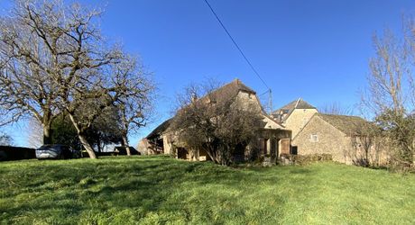 Secteur Gramat, à vendre corps de ferme en pierre  avec dépendances, 3 chambres, 5582m² de terrain.