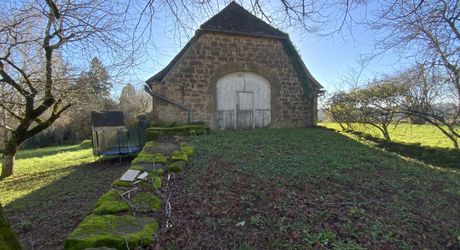 Secteur Gramat, à vendre corps de ferme en pierre  avec dépendances, 3 chambres, 5582m² de terrain.