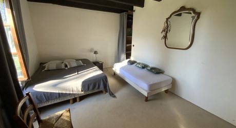 Secteur Gramat, à vendre corps de ferme en pierre  avec dépendances, 3 chambres, 5582m² de terrain.