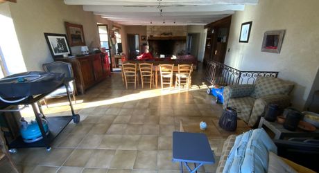 Secteur Gramat, à vendre corps de ferme en pierre  avec dépendances, 3 chambres, 5582m² de terrain.