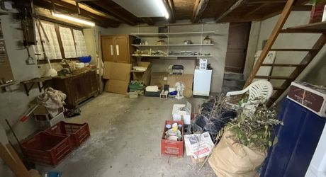 A vendre, centre de ville de Gramat, maison en pierre avec jardin, 2 chambres, garage, commerces à pied.