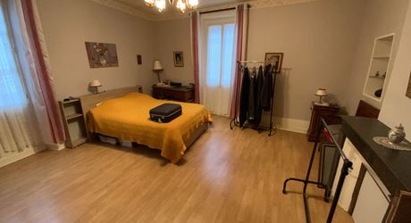 A vendre, centre de ville de Gramat, maison en pierre avec jardin, 2 chambres, garage, commerces à pied.