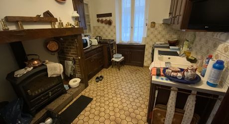 A vendre, centre de ville de Gramat, maison en pierre avec jardin, 2 chambres, garage, commerces à pied.