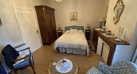 A vendre, centre de ville de Gramat, maison en pierre avec jardin, 2 chambres, garage, commerces à pied.