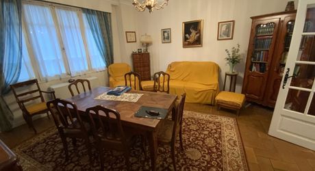 A vendre, centre de ville de Gramat, maison en pierre avec jardin, 2 chambres, garage, commerces à pied.