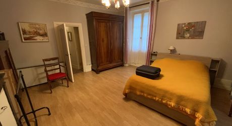 A vendre, centre de ville de Gramat, maison en pierre avec jardin, 2 chambres, garage, commerces à pied.