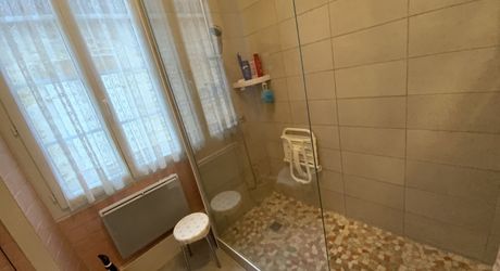 A vendre, centre de ville de Gramat, maison en pierre avec jardin, 2 chambres, garage, commerces à pied.