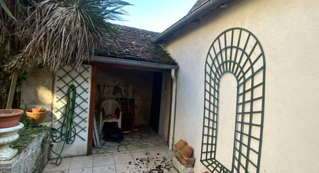 A vendre, centre de ville de Gramat, maison en pierre avec jardin, 2 chambres, garage, commerces à pied.