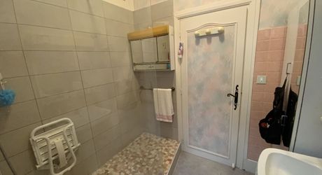 A vendre, centre de ville de Gramat, maison en pierre avec jardin, 2 chambres, garage, commerces à pied.