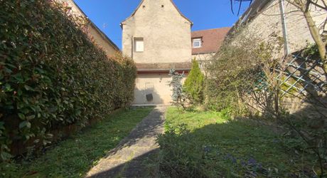 A vendre, centre de ville de Gramat, maison en pierre avec jardin, 2 chambres, garage, commerces à pied.