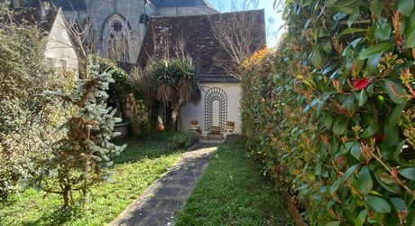 A vendre, centre de ville de Gramat, maison en pierre avec jardin, 2 chambres, garage, commerces à pied.