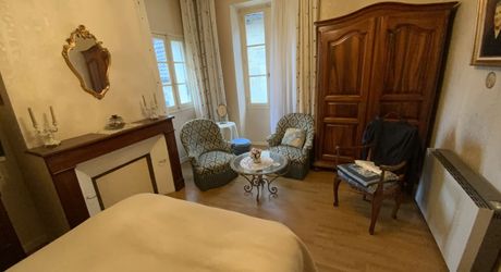 A vendre, centre de ville de Gramat, maison en pierre avec jardin, 2 chambres, garage, commerces à pied.