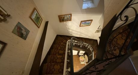 A vendre, centre de ville de Gramat, maison en pierre avec jardin, 2 chambres, garage, commerces à pied.