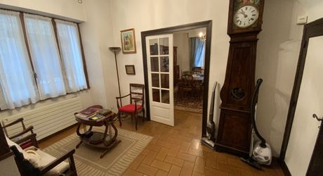 A vendre, centre de ville de Gramat, maison en pierre avec jardin, 2 chambres, garage, commerces à pied.