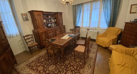 A vendre, centre de ville de Gramat, maison en pierre avec jardin, 2 chambres, garage, commerces à pied.