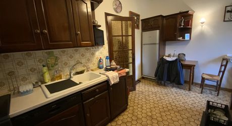 A vendre, centre de ville de Gramat, maison en pierre avec jardin, 2 chambres, garage, commerces à pied.